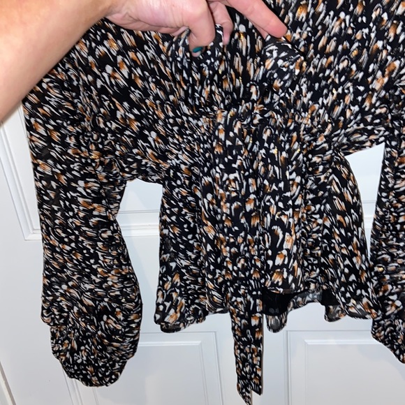 NWT. Express Blouse. Size Small. Tie In Front & Raunched Waist For Slimming Fit. - Picture 5 of 8